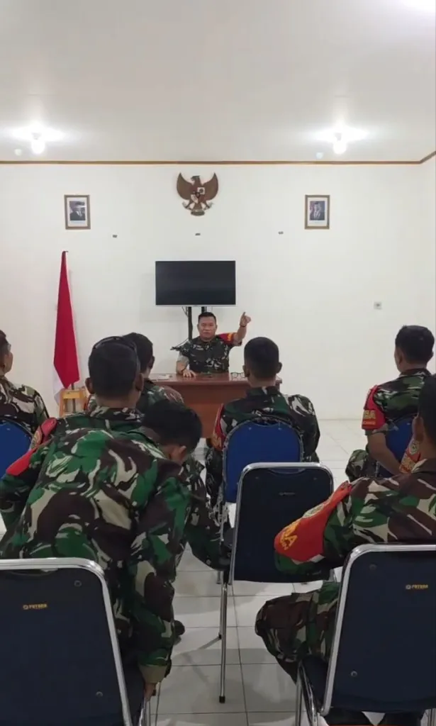 Danramil Cileungsi memberikan arahan kepada anggota Koramil