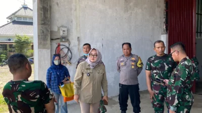 TNI-Polri Patroli Bersama di Mekarsari, Warga Diajak Jaga Keamanan