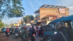 Macet Tak Biasa Depan Mekarsari Bikin Warga Keluhkan Jalur Pagi, Antrean Disebut Mengular dari Metland