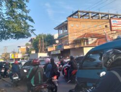Macet Tak Biasa Depan Mekarsari Bikin Warga Keluhkan Jalur Pagi, Antrean Disebut Mengular dari Metland