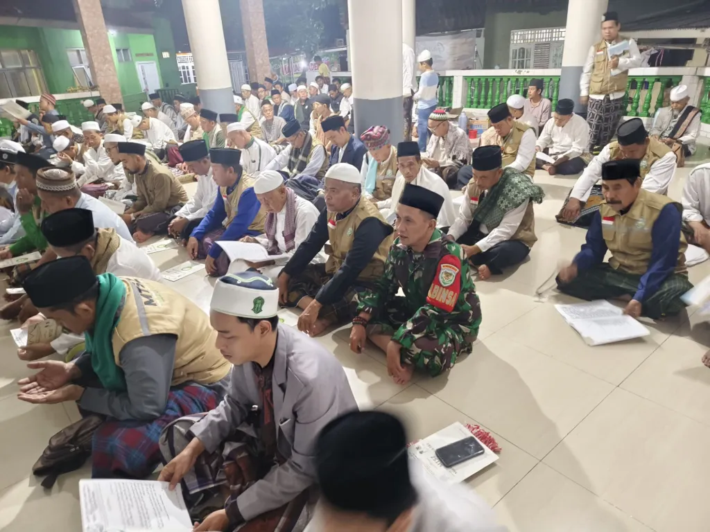 Babinsa Cileungsi mengikuti majelis tahajud bersama warga
