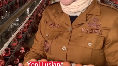 Kepala Desa Cipenjo menunjukkan hasil budidaya ayam petelur