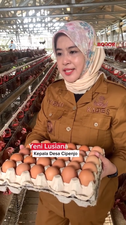 Kepala Desa Cipenjo menunjukkan hasil budidaya ayam petelur